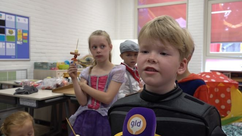 Foto: Boeren verrassen kinderen die schoolreisje misten door boerenprotest