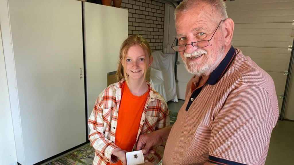 Foto: En daar is het laatste stukje! Megapuzzel van Jan eindelijk compleet