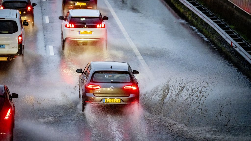 Foto: Aquaplaning, het is levensgevaarlijk: dit moet je doen en dit niet