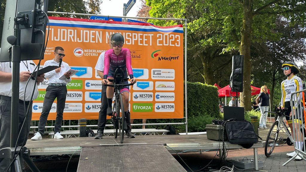 Foto: 'De hectiek is mooi', Veluwe in ban van NK tijdrijden