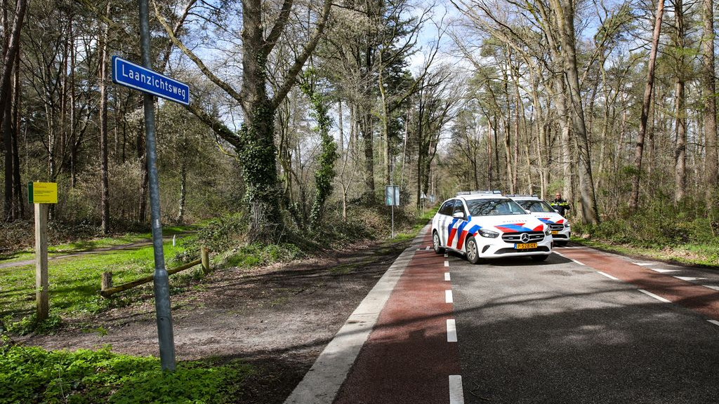 Foto: Vrouw gewond in bos, politie geeft signalement vermoedelijke dader