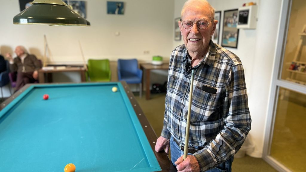 Foto: Biljarter Henk (100) ziet steeds minder, maar speelt iedereen eruit