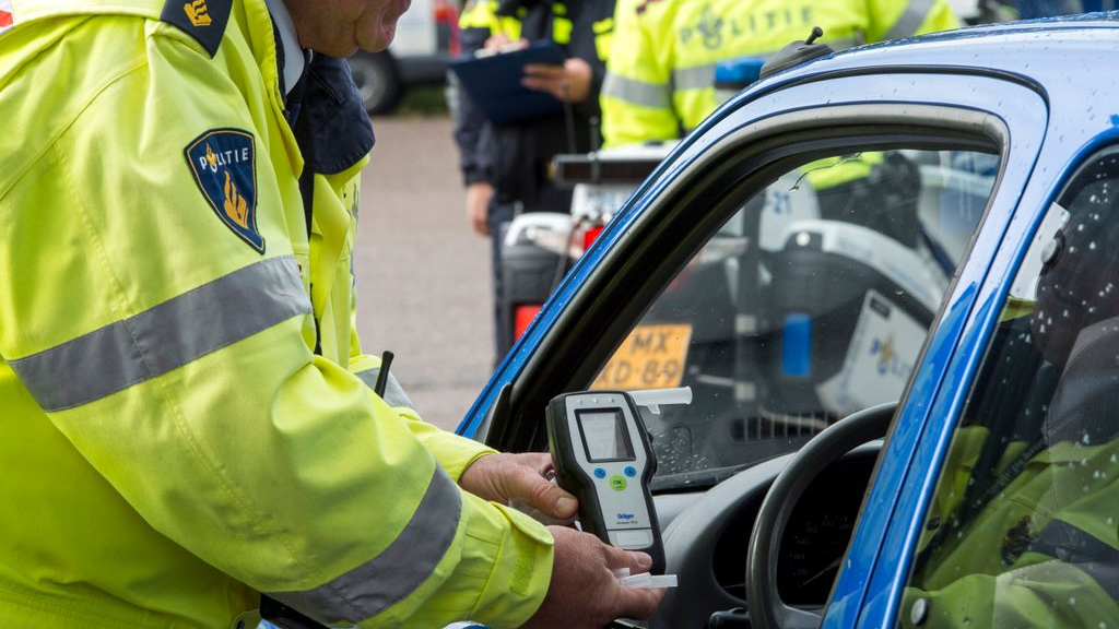 Foto: Barnevelders kruipen met slok op achter het stuur, gemeente en politie komen in actie