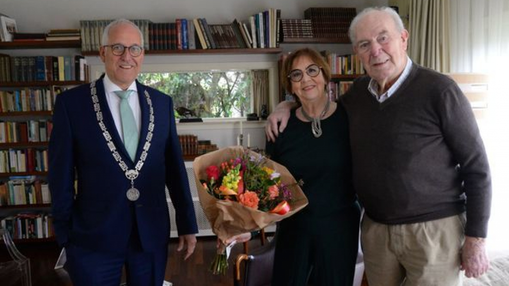 Foto: Burgemeester op bezoek bij 60 jarig Bruidspaar  Lemstra - Gerards..