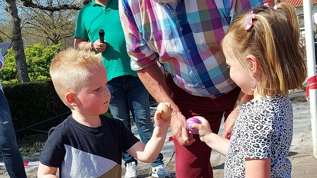 Foto: Veel belangstelling voor het eiertikken en eierzoeken