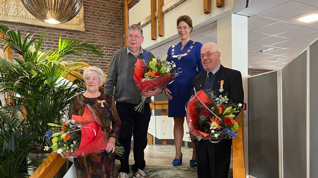Foto: Lintje voor Karla Eijnsbergen, Bert van de Bunte en Malcolm Mason (groep 2)