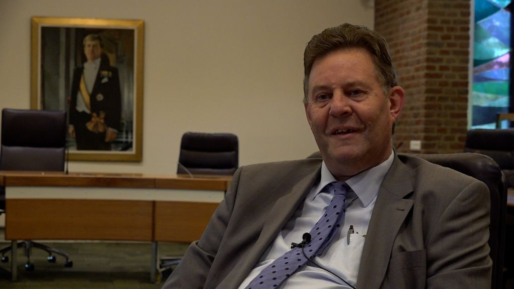 Foto: Vertrekkend burgemeester werd bedreigd met vuurwerk en uit zijn zorgen