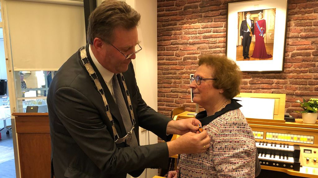 Foto: Koninklijke onderscheiding én waarderingsteken voor Cokky de Visser
