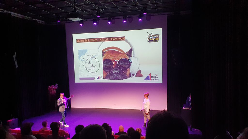 Foto: Glazen thuis druk bezig met voorbereiding