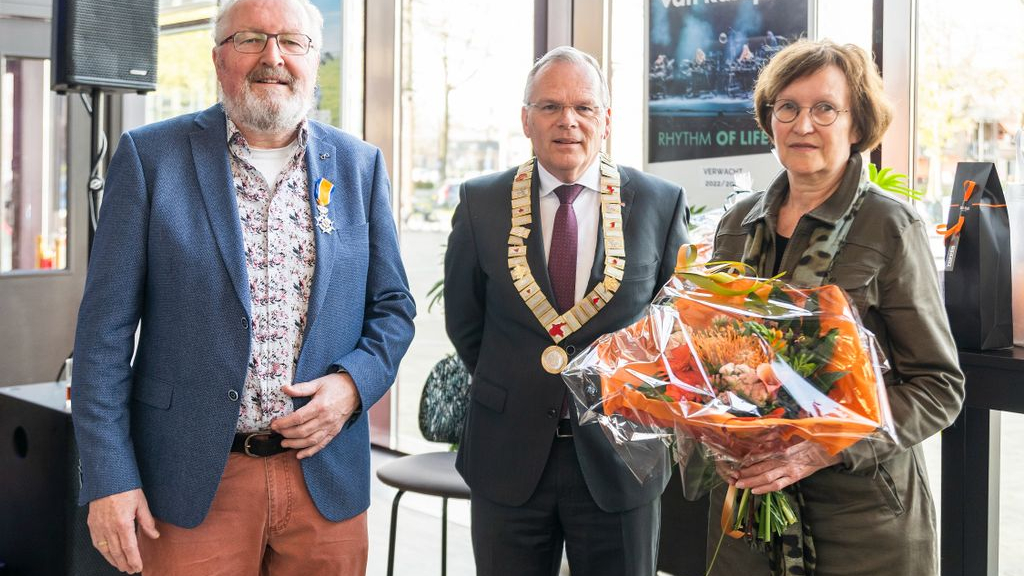Foto: Burgemeester Luteijn reikt Koninklijke onderscheiding uit aan Gert Bomhof