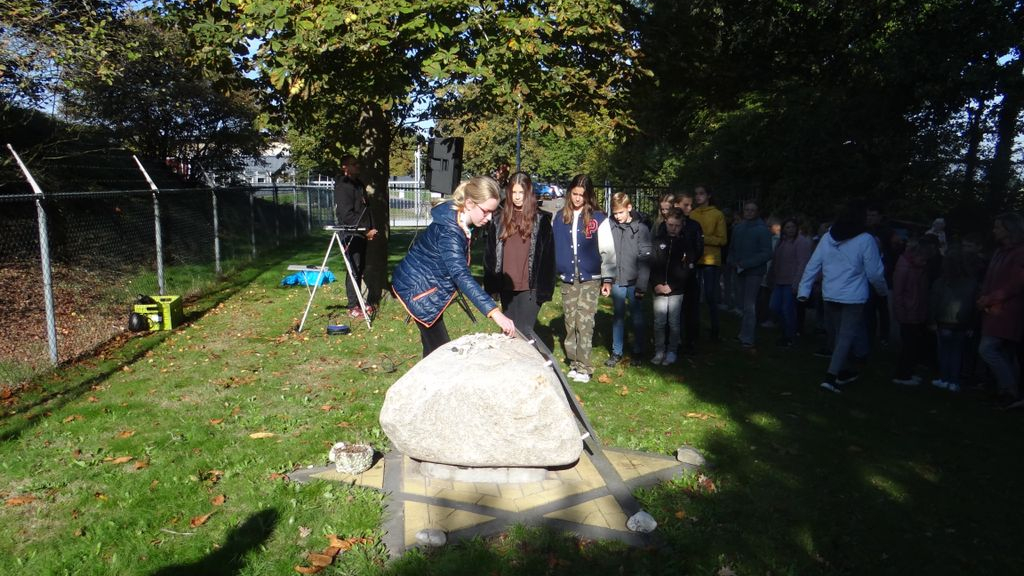 Foto: Scholieren actief bij herdenking 'De Bruine Enk’.