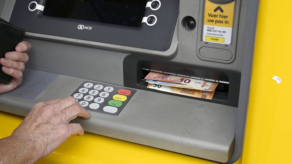 Foto: Twintiger maakt hoogbejaarden met slinkse 'cadeaubon-truc' geld afhandig