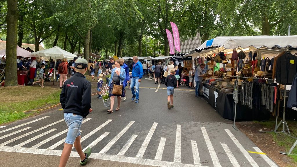 Foto: Wollig Landleven schaapscheerdersfeest fair drukbezocht