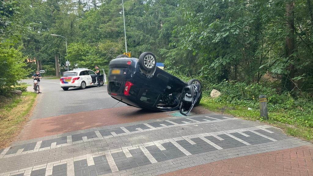 Foto: Politie snijdt gordel door om vrouw te bevrijden