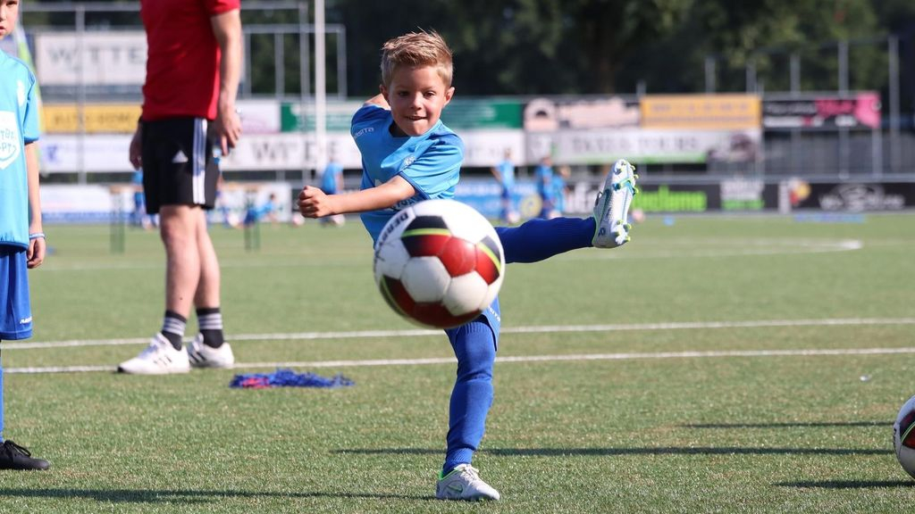 Foto: Voetballen en waterpret bij clubvoetbaldagen vv Nunspeet