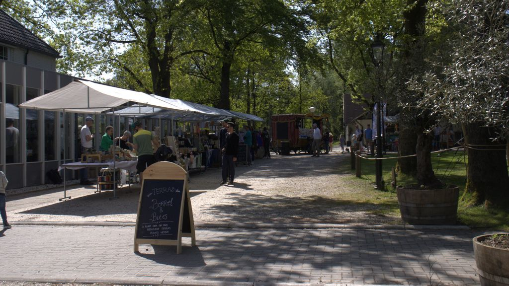 Foto: Landmarkt bij Mennorode met lekker eten, veel kraampjes met lokale producten en gezelligheid