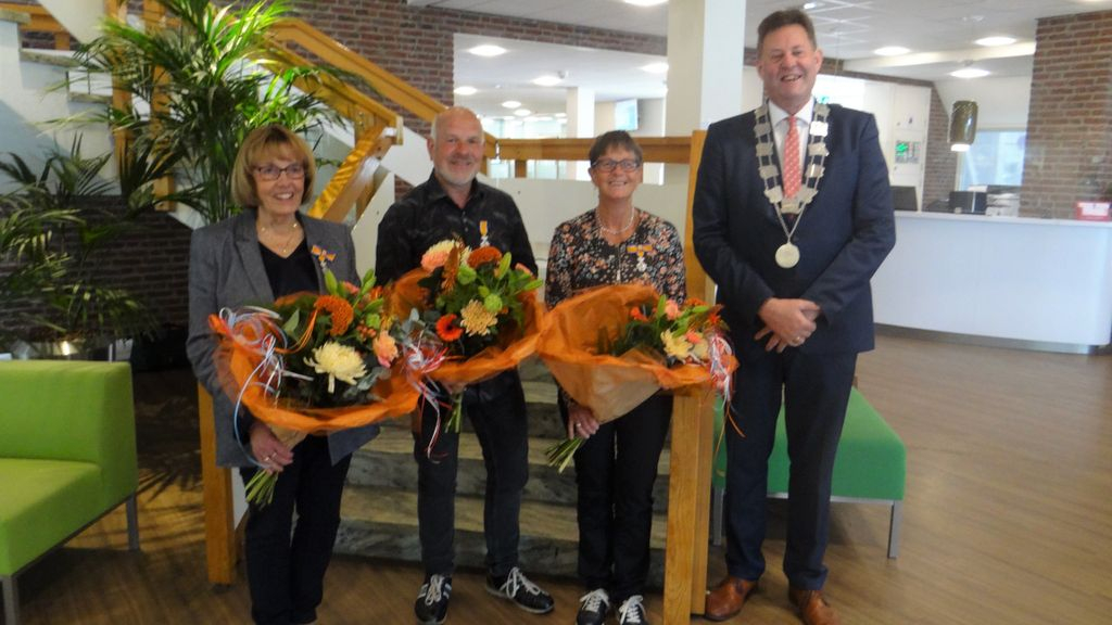 Foto: Burgemeester deelt zes Koninklijke Onderscheidingen uit in Nunspeet