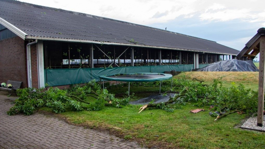 Foto: Regen en veel wind richten schade aan