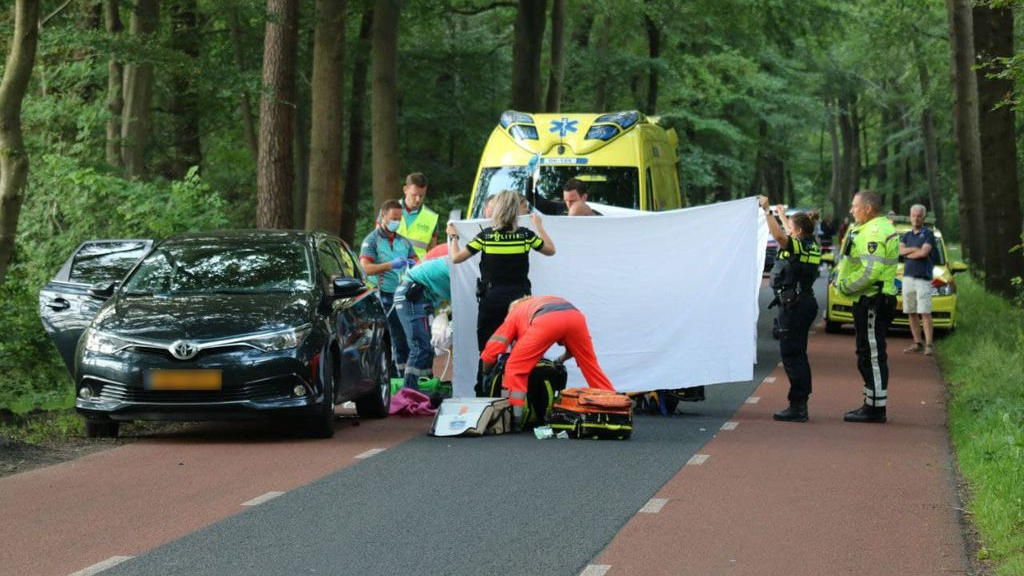 Foto: Wielrenner klapt op stilstaande auto en raakt ernstig gewond