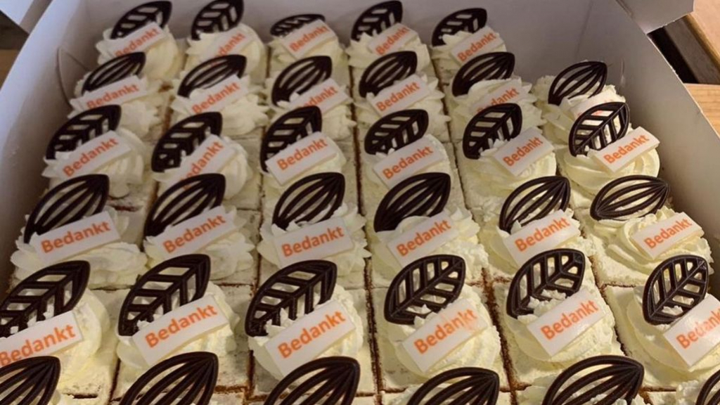 Foto: Brandweer Nunspeet krijgt gebak als bedankje voor hulp bij grote stalbrand