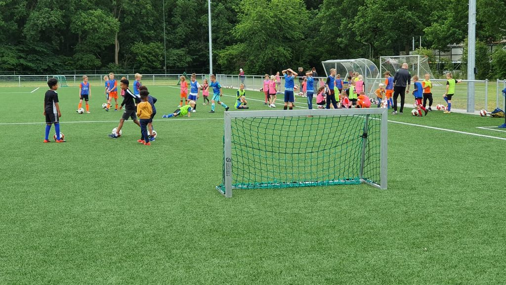 Foto: Kinderen genieten bij de voetbalmiddag op De Wiltsangh