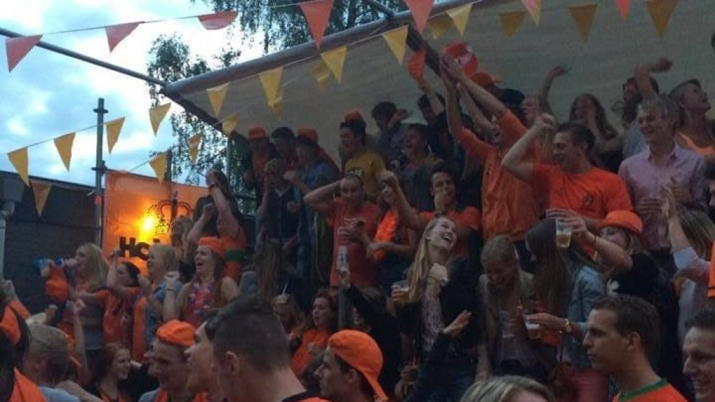 Foto: We mogen weer ouderwets op grote schermen het EK volgen