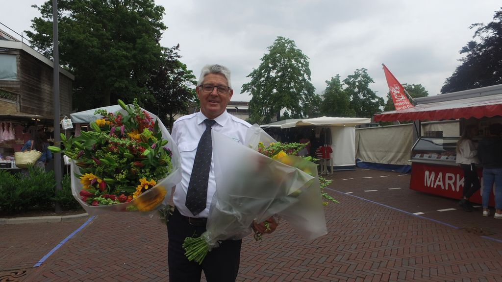 Foto: Marktmeester Henk de Zwaan neemt afscheid van de markt