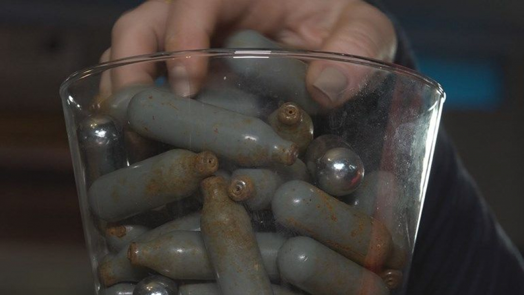 Foto: Lachgas valt in Nunspeet nu onder openlijk drugsgebruik