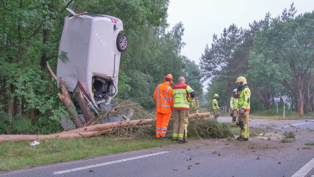 Foto: Bizar ongeluk: bestelbus eindigt rechtop tegen boom