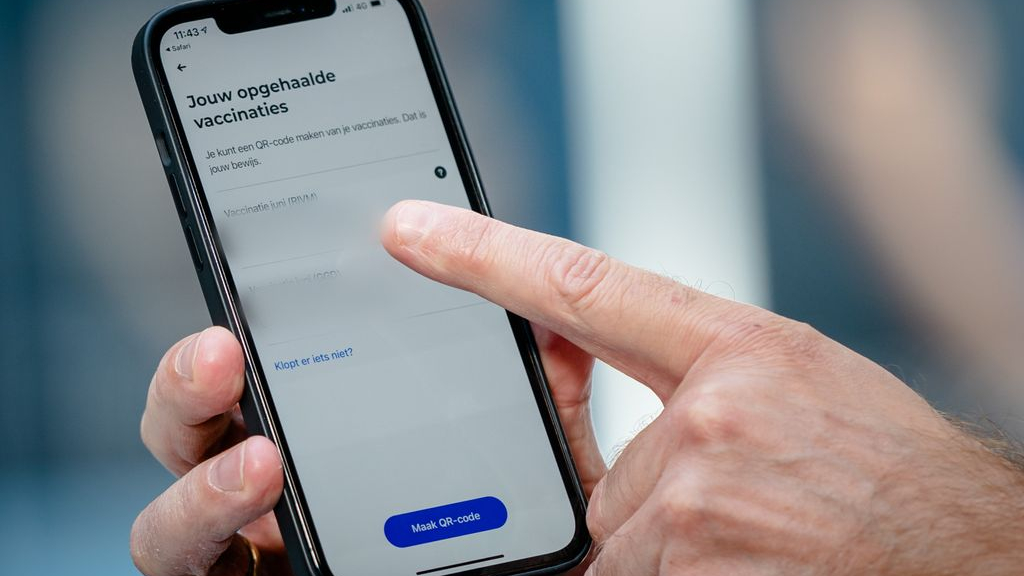 Foto: Huisartsen worden platgebeld, vaccinatie staat nog niet in de app