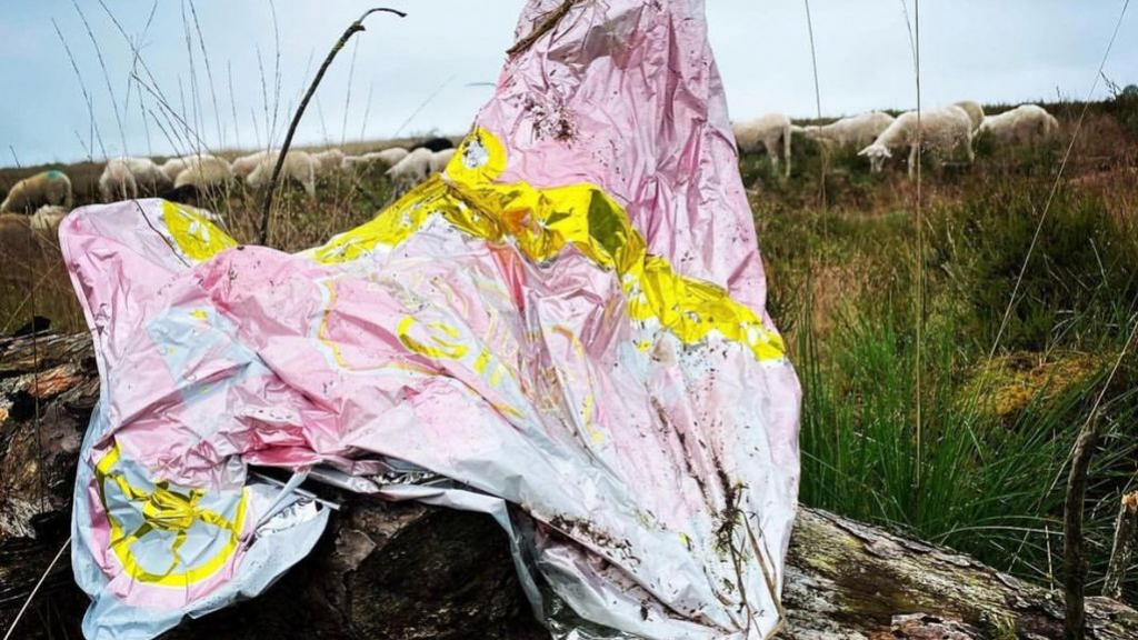 Foto: Schaapherder vindt afval op de heide; gevaarlijk voor de dieren