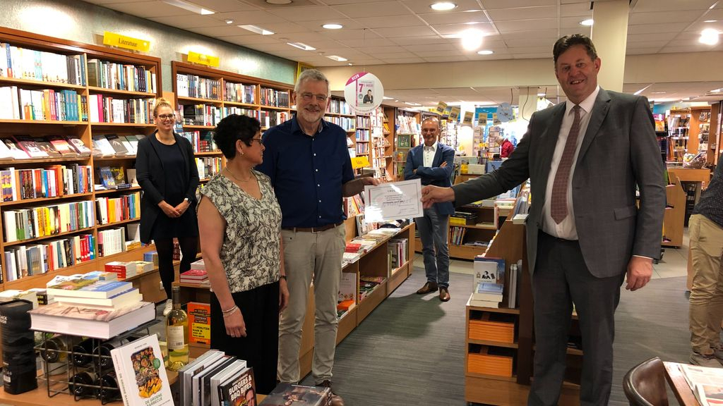 Foto: Jubilerende boekhandel krijgt cheque van 500 euro namens college B&W