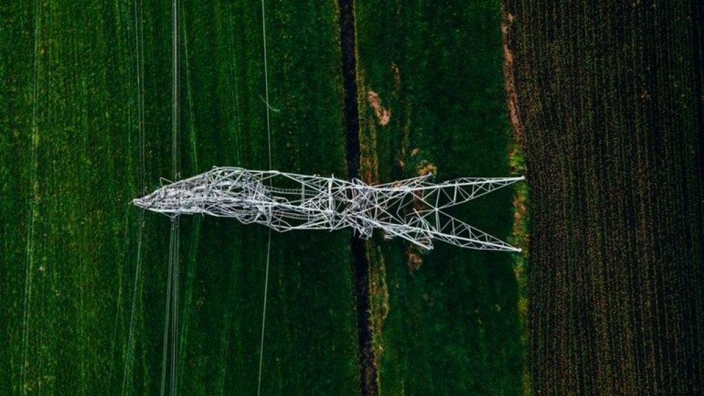Foto: Door storm verwoeste hoogspanningsmasten worden weggehaald