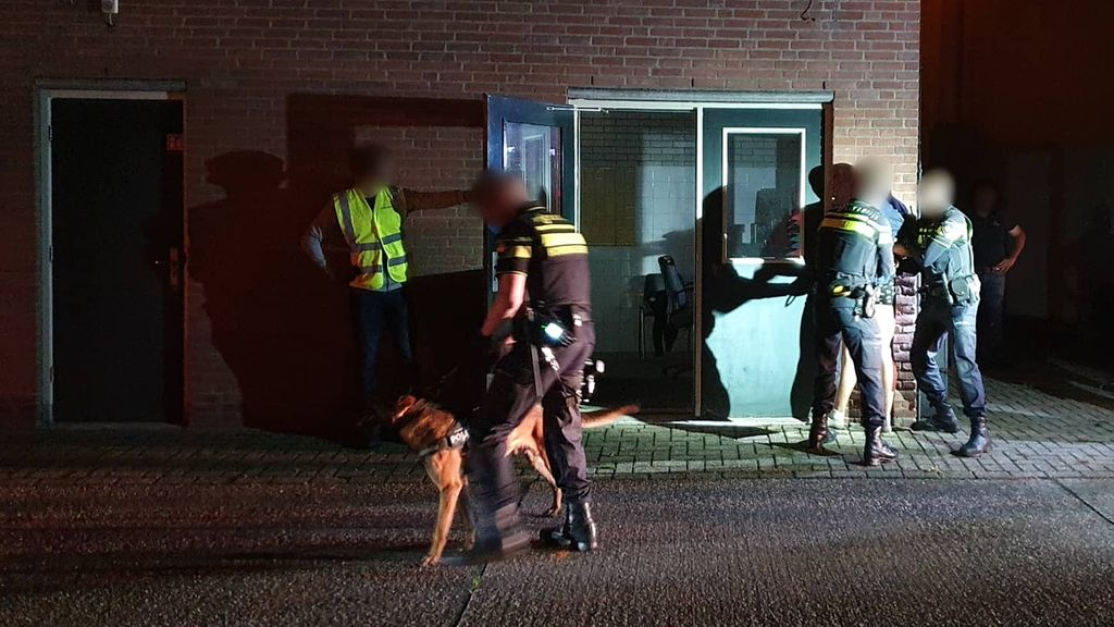 Foto: Inbreker in ondergoed geboeid meegenomen