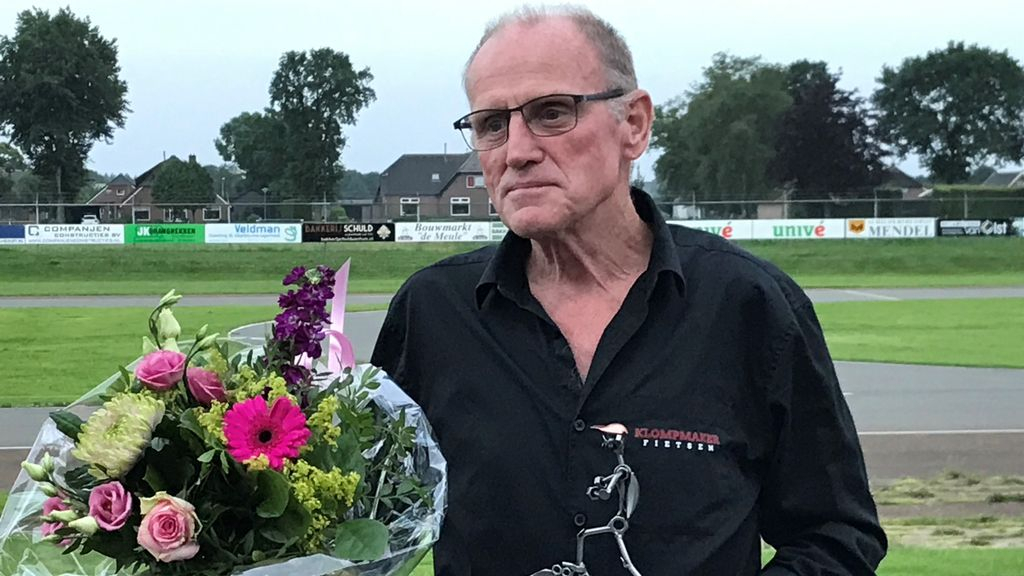 Foto: Jan Klompmaker benoemd tot erelid van Skeelerclub Oldebroek