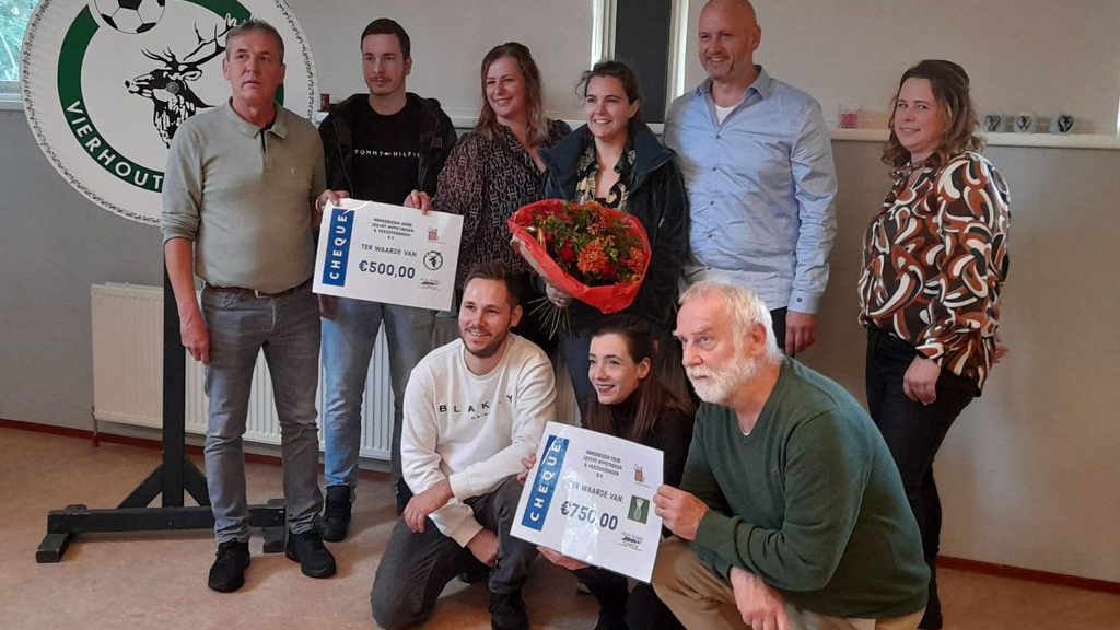 Foto: Cheques voor de tennis- en de voetbalvereniging Vierhouten