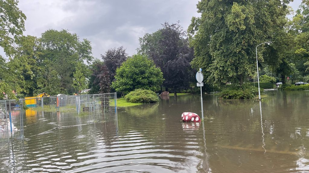 Foto: Wateroverlast in Harderwijk; straten compleet blank