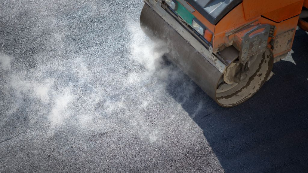 Foto: Groot onderhoud asfalt aan aantal wegen in Nunspeet