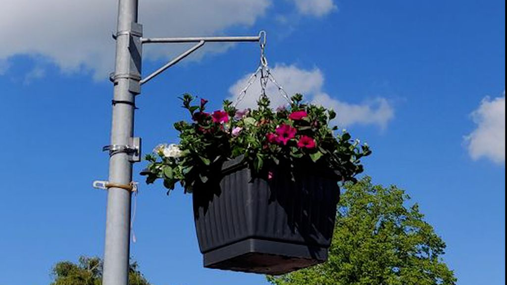 Foto: Bloembakken mogen toch aan lantaarnpalen blijven hangen