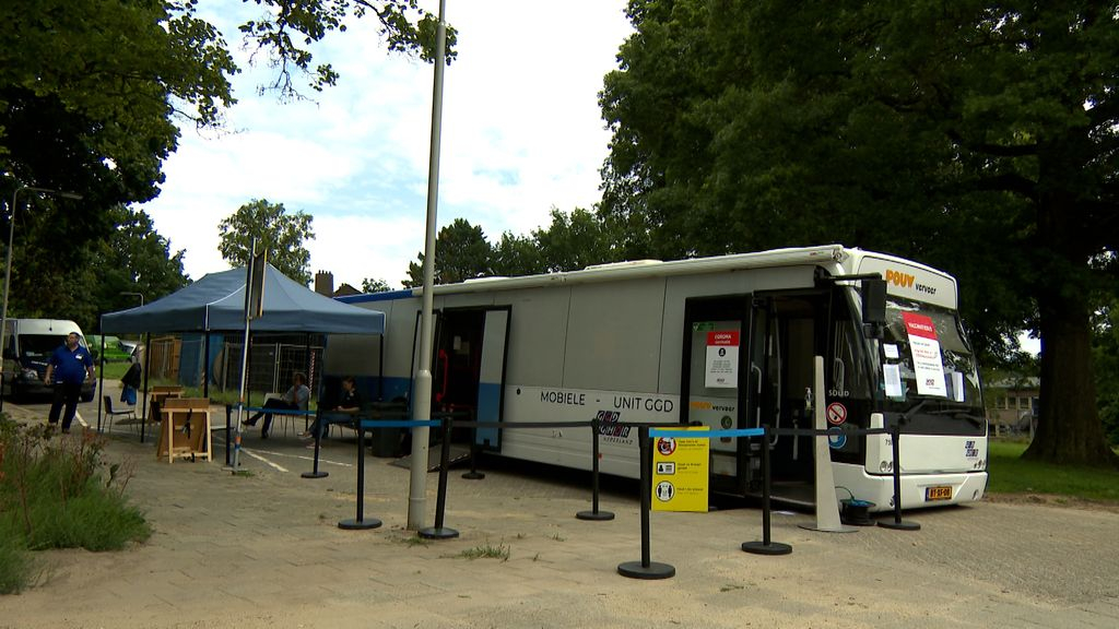 Foto: Gratis biertje na halen vaccinatie in Kootwijkerbroek 'geen handige actie', zegt huisarts