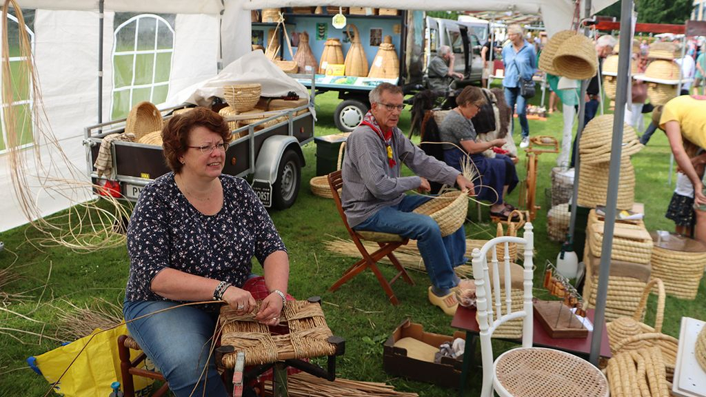 Foto: Bezoekers genieten weer ouderwets van de bijenmarkt in Uddel