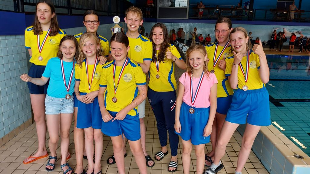 Foto: Zwemmers spelen eerste wedstrijd sinds oktober