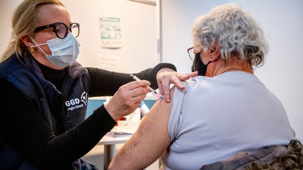 Foto: Mondkapje weer verplicht in veel verpleeghuizen op de Veluwe