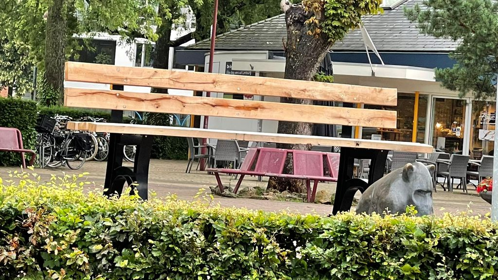 Foto: Nieuwe bank maakt de tongen los in Nunspeet