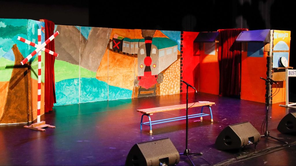 Foto: Achtstegroepers voeren musical uit in het theater