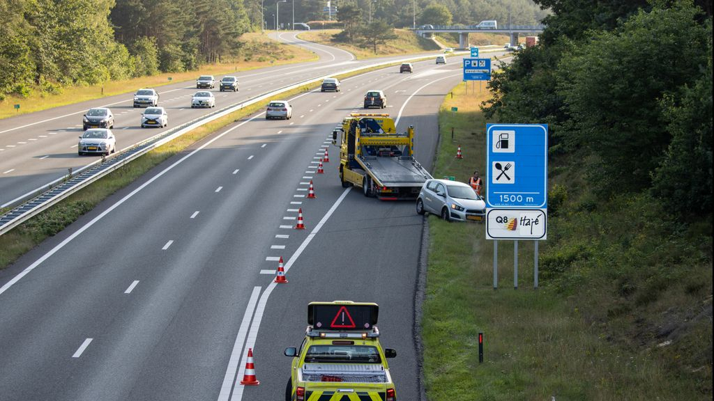 Foto: Automobilist belandt in de berm langs de snelweg