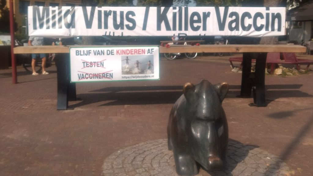 Foto: Actievoerder slaat weer toe, politie gaat met de vrouw in gesprek