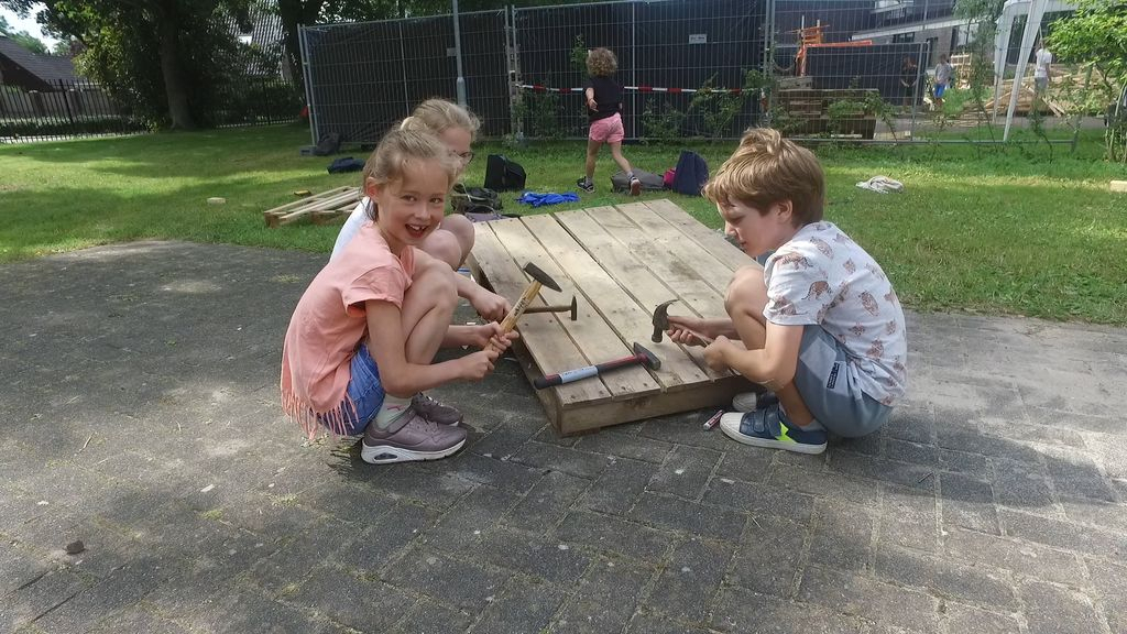 Foto: Houten kunstwerken verrijzen op de parkeerplaats van Veluvine