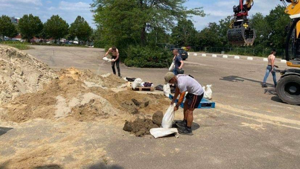 Foto: Jos en zijn team schieten mensen die getroffen zijn door de watersnood te hulp