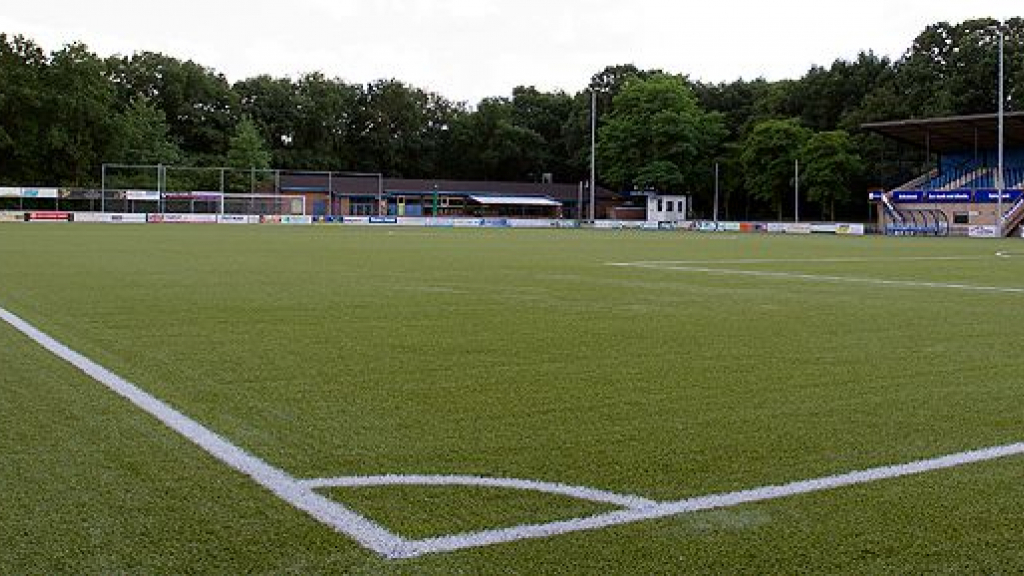 Foto: Toplaag op hoofdveld vv Nunspeet binnenkort vervangen
